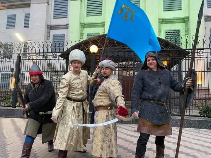 450-річчя спалення Москви оригінально  відзначили під посольством РФ