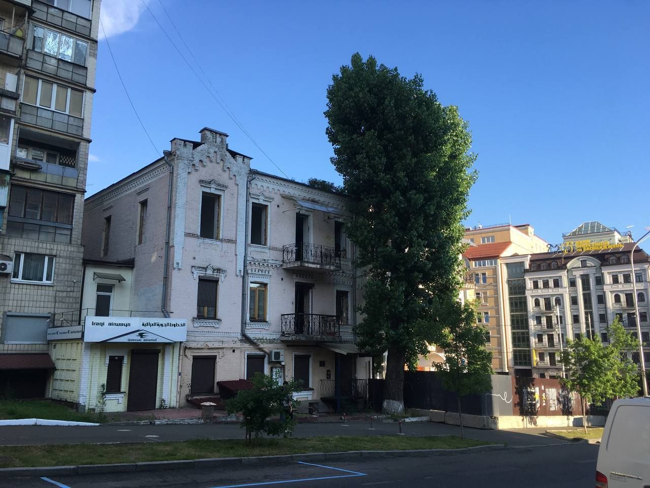 У Києві розбирають триповерхову історичну будівлю