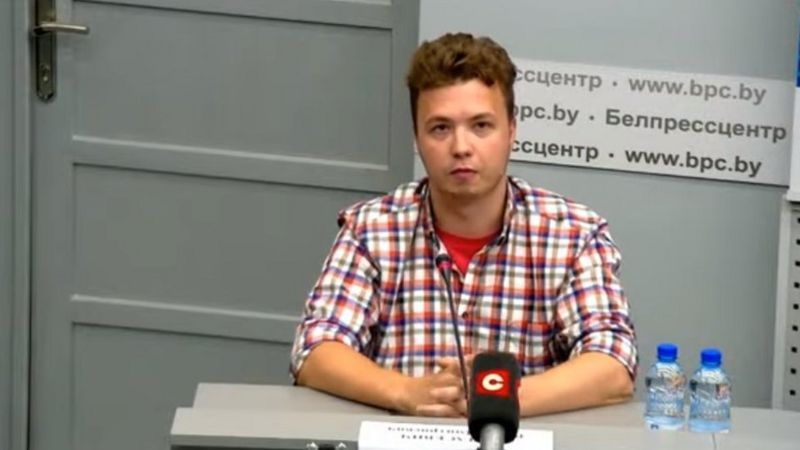 Ігри кішки зі спійманою мишкою: Лукашенко показав ув’язненого Романа Протасевича на брифінгу