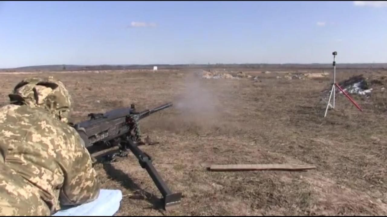Прощання з радянським «Утьосом»: у Харкові показали новий кулемет і гвинтівку для ЗСУ