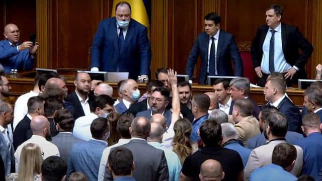 Кандидат наук побив «слугу», а «Голос» розколовся - під куполом Ради нові бої і бійки