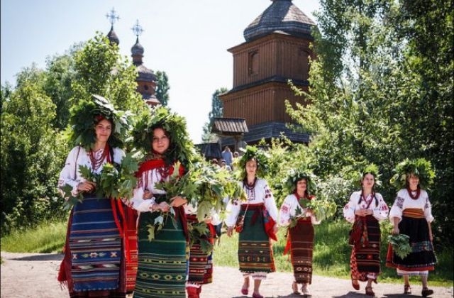 Погода на Зелені свята: спека і дощі