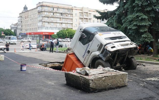 На майдані Соборному у Житомирі провалилася під асфальт вантажівка