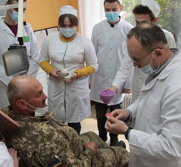 На Тернопільщині студенти-зубні техніки безкоштовно виготовляють зубні протези для бійців АТО