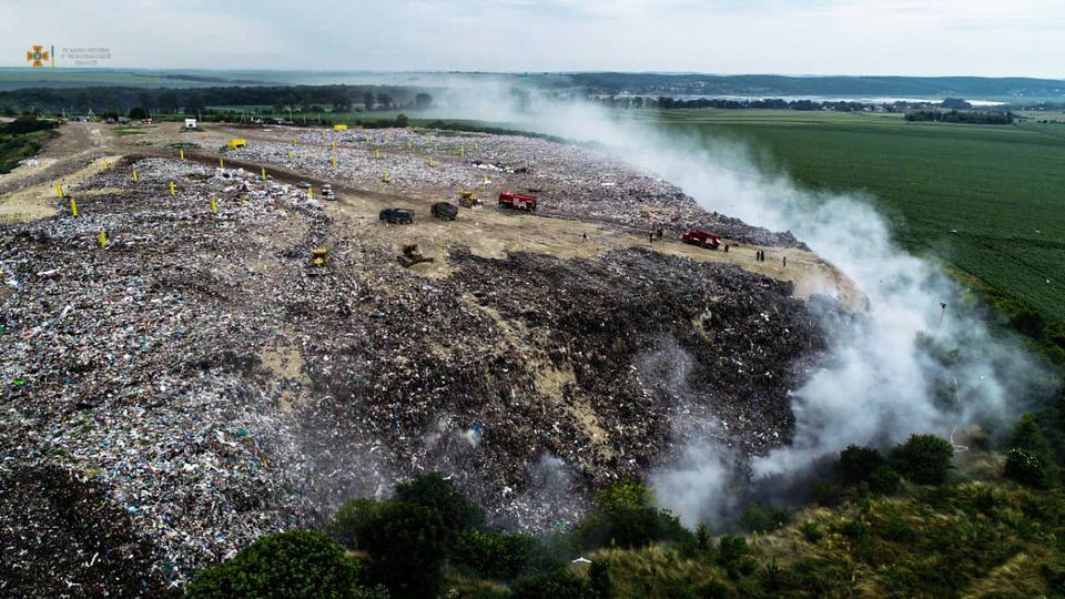 Горить  велике сміттєзвалище під Тернополем
