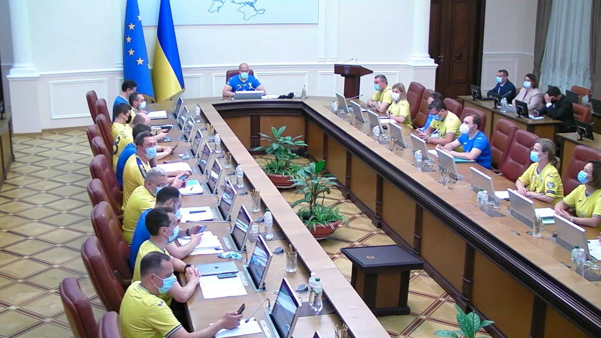 Урядовці на засідання одягли  футболки збірної України