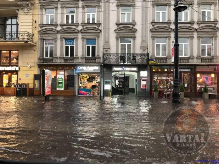 На заході України через негоду затримуються поїзди