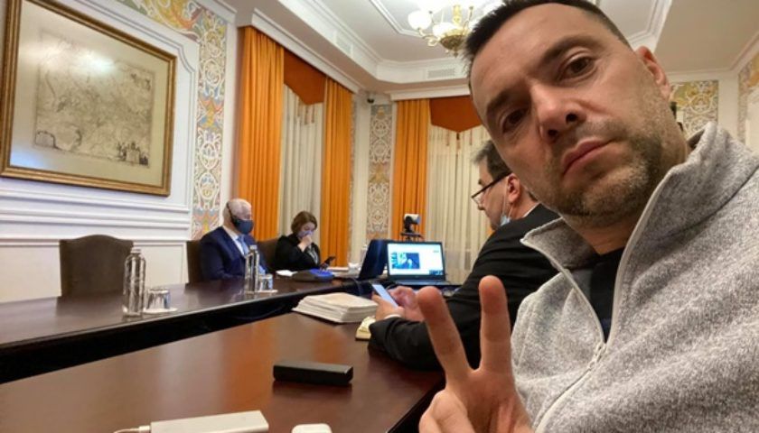 Арестович нецензурно лаявся через скандал із курсантками на підборах