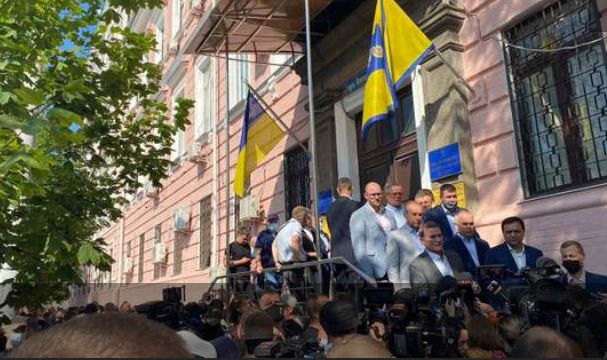Справа Медведчука: «тітушки» зібрались під Печерським судом