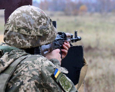 У зоні бойових дій поранено українського бійця