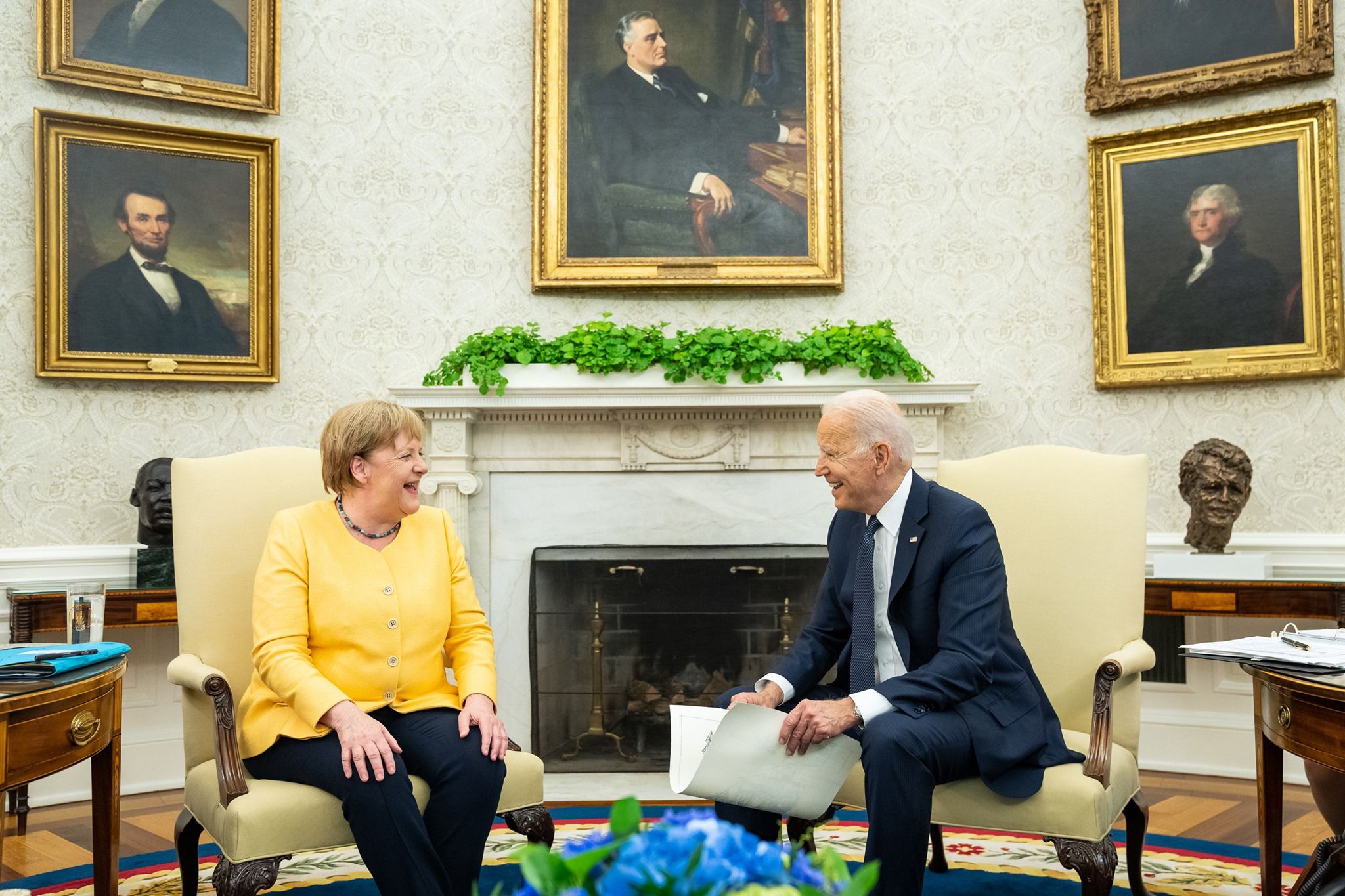 Байден і Меркель домовились про підтримку України