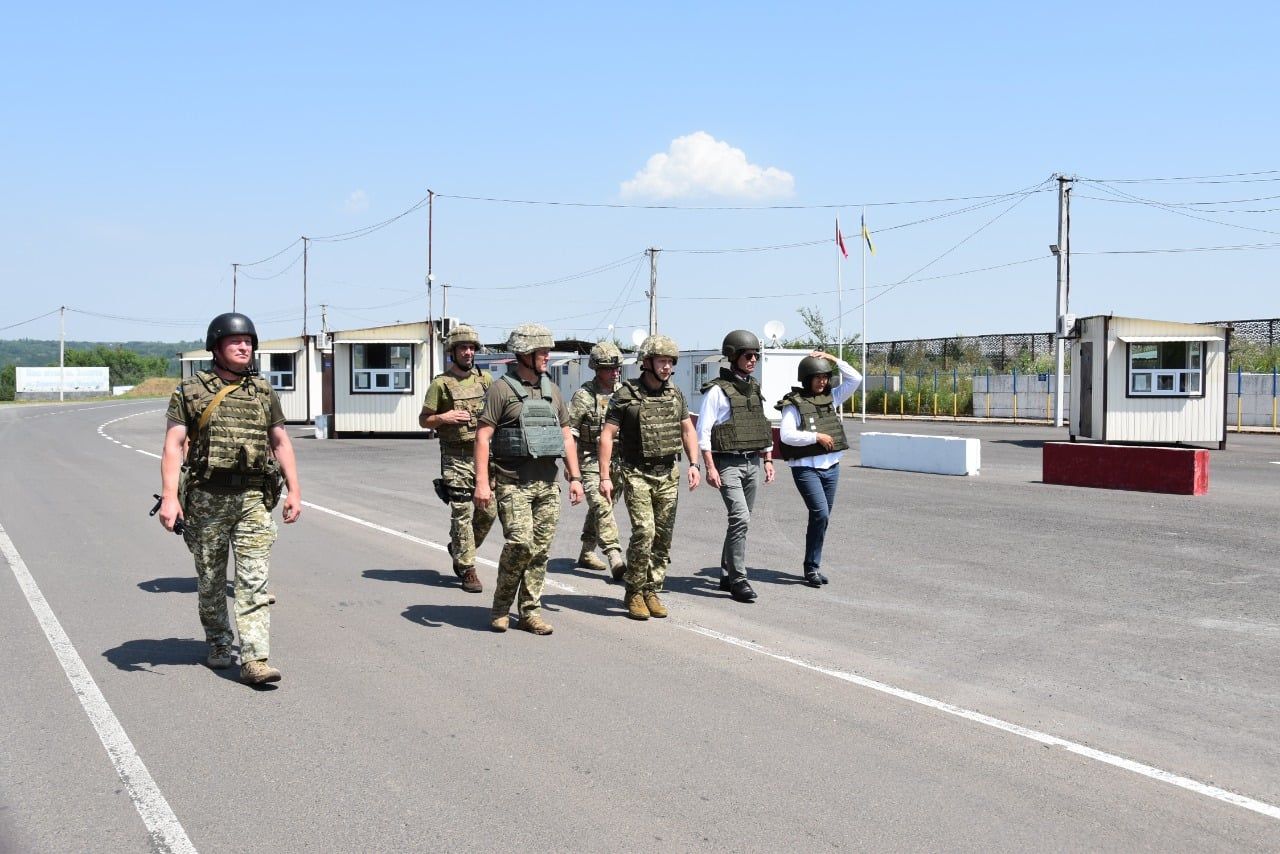 Данська делегація побувала на КПВВ «Золоте»