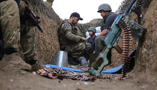 На передовій поранено українського бійця