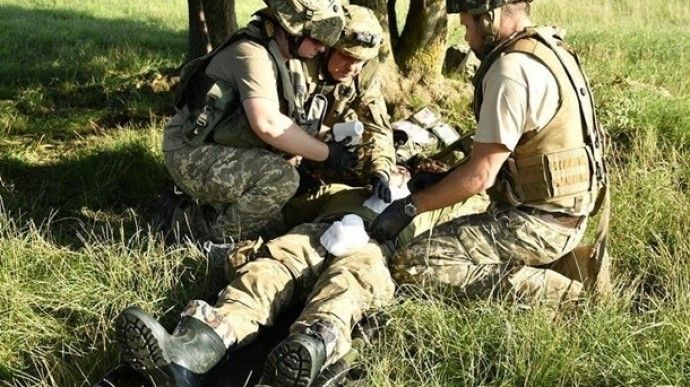На передовій на невідомому пристрої підірвався український військовий