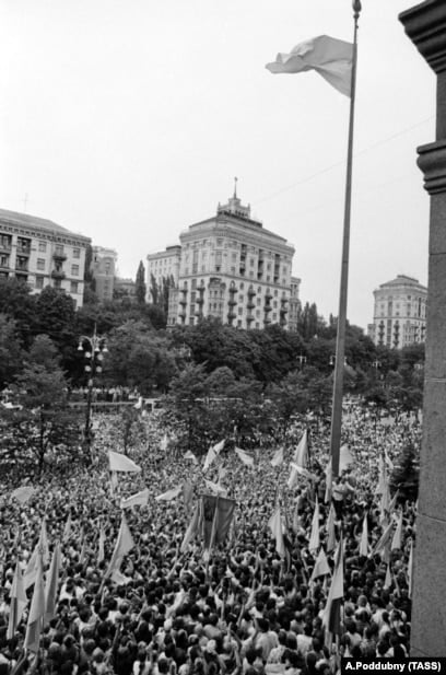 На Хрещатику було тісно: 31 рік тому у Києві вперше замайорів національний стяг