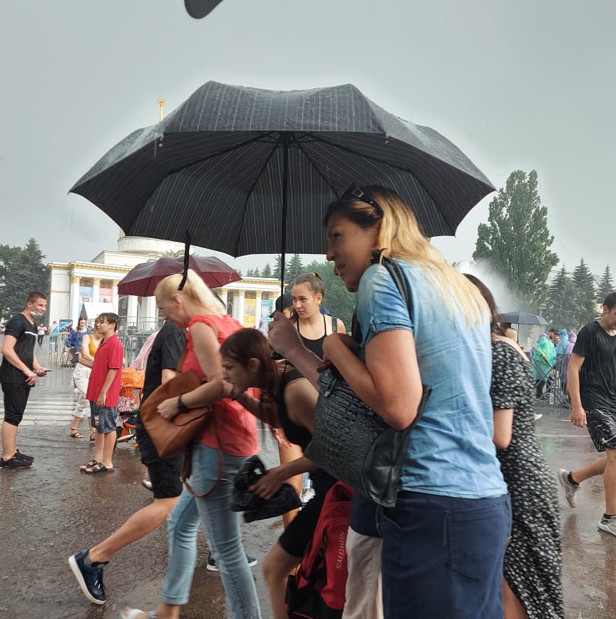 На Дерибасівській лили дощі: в Одесі розгулялася негода