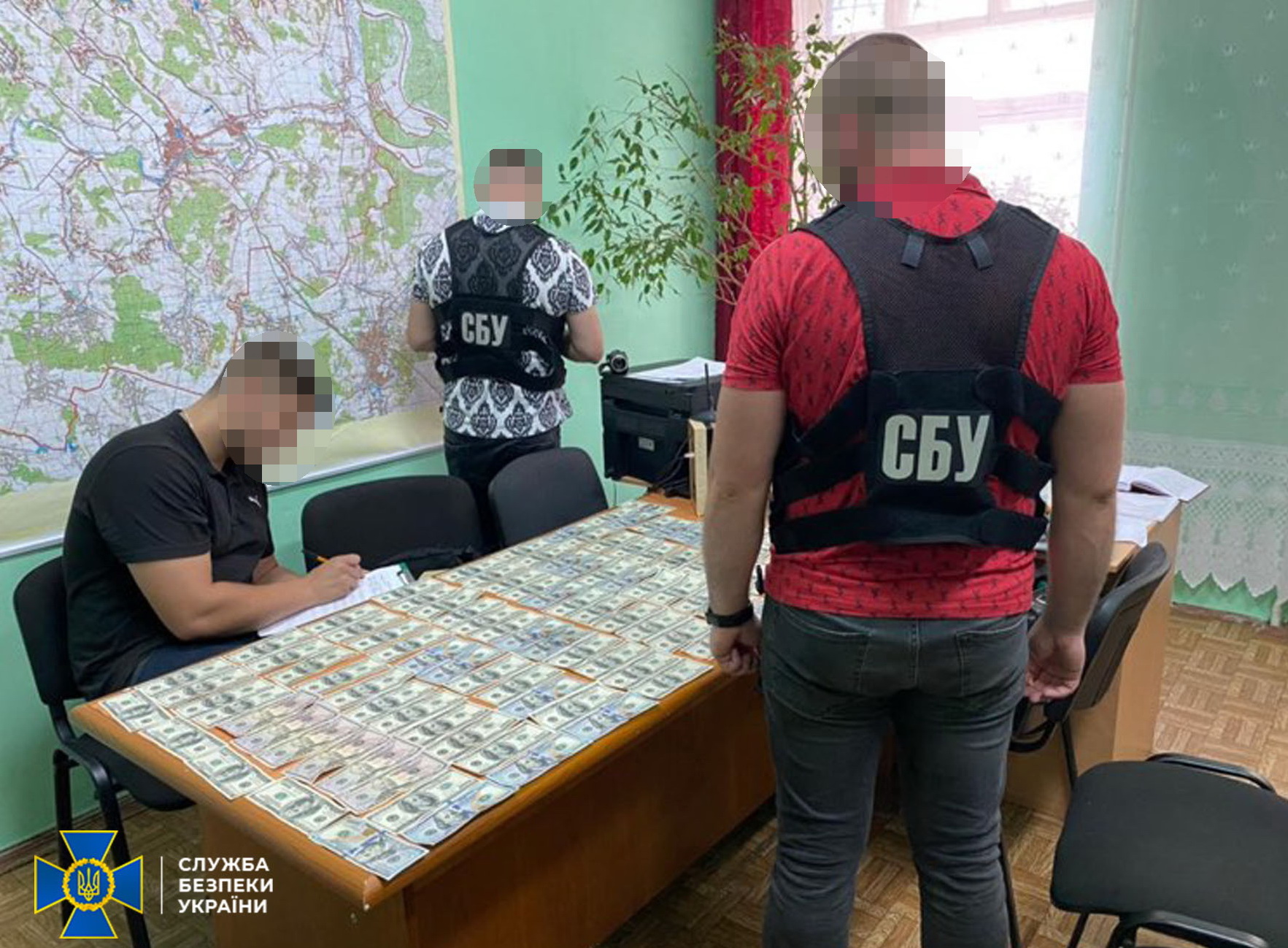 Продавав чужу землю: на Черкащині посадовець Держгеокадастру попався на хабарі в 10 тисяч доларів