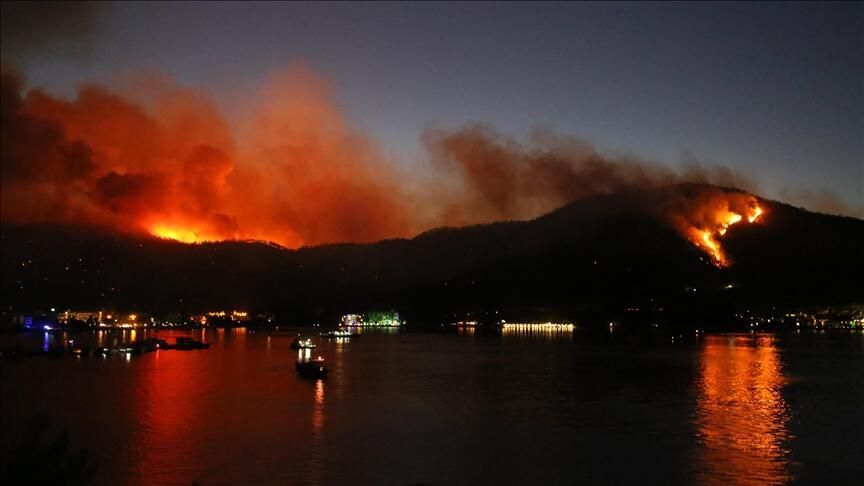 Лісові пожежі в південно-західних регіонах Туреччини охопили популярні курорти.