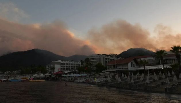 У Туреччині евакуюють туристів з курортів через лісові пожежі