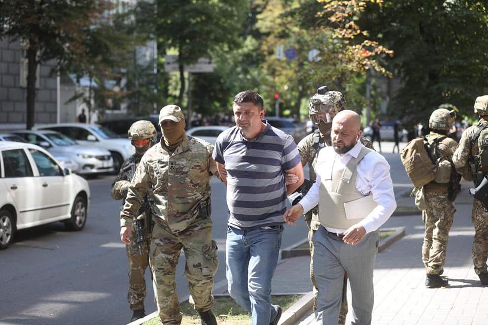 У Кабміні затримали чоловіка з гранатою: погрожував підірвати уряд, фото