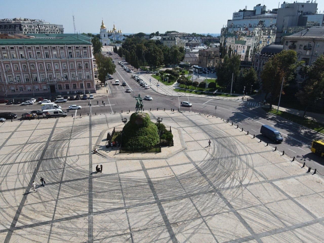 Нахабний дрифт завдав шкоди пішохідній зоні Софійської площі і залишив сліди від шин навколо пам’ятника Богдану Хмельницькому.