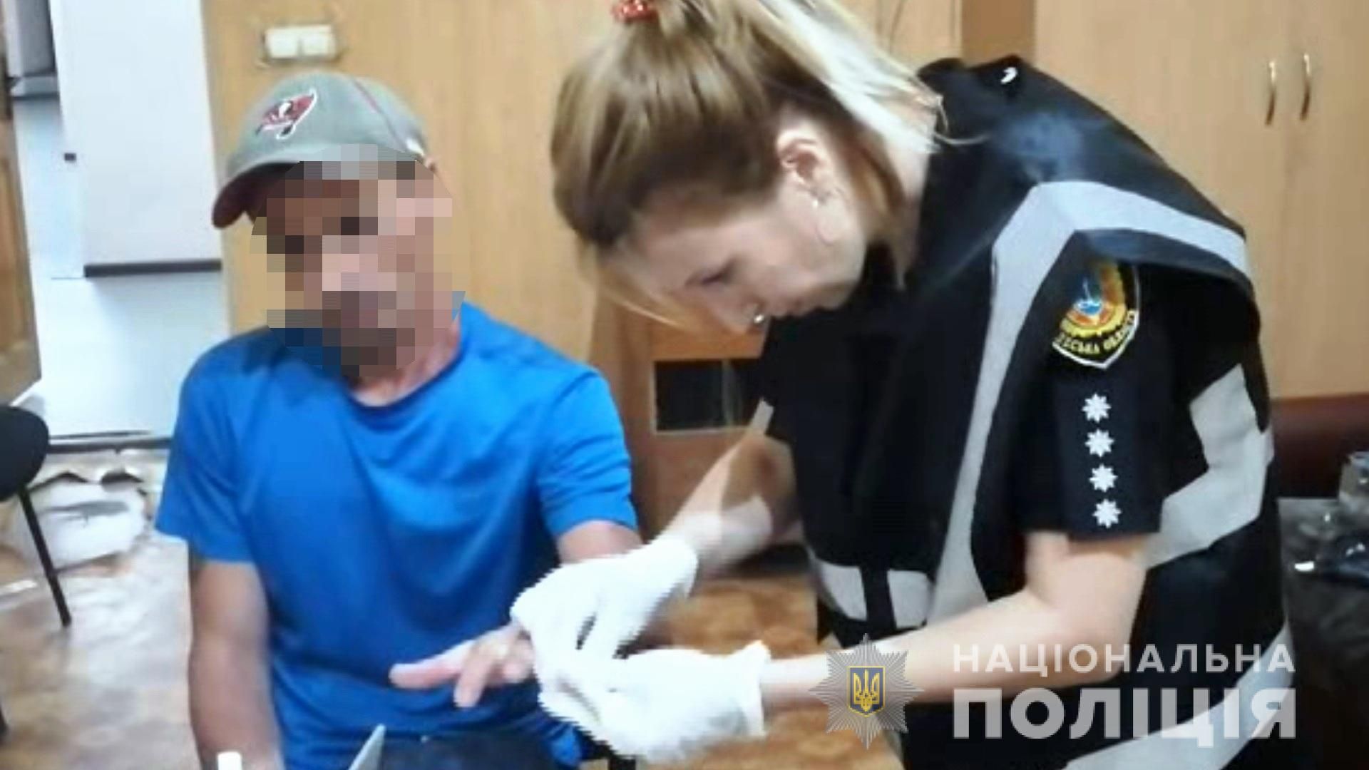 Одесит убив сусіда ножицями за образу 5-річної доньки