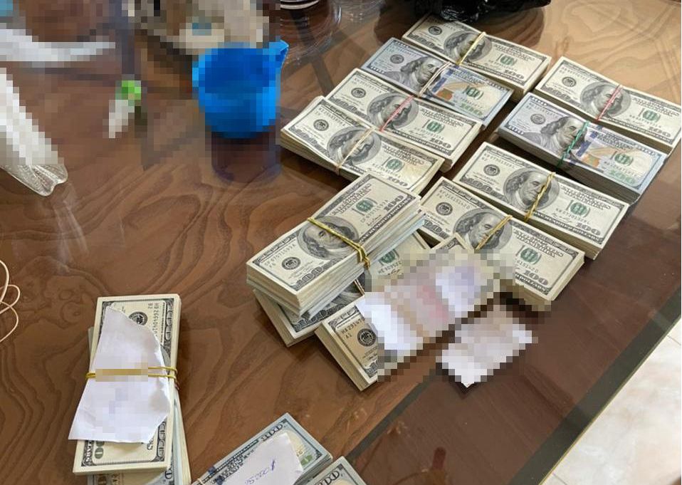 Організаторку схеми та її спільника затримали під час отримання частини обумовленої суми – 200 тис дол.