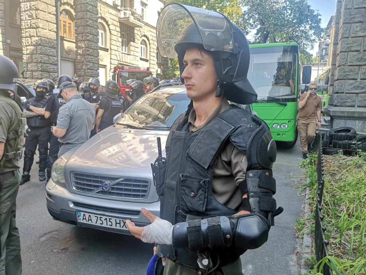 Акція Нацкорпусу на Банковій: у сутичках постраждали вісім поліцейських, фото