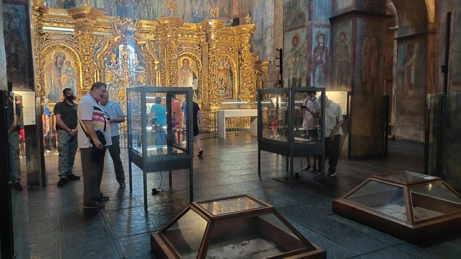 Конституція і булава Пилипа Орлика: до Софійського собору на виставку завітали перші відвідувачі, фото