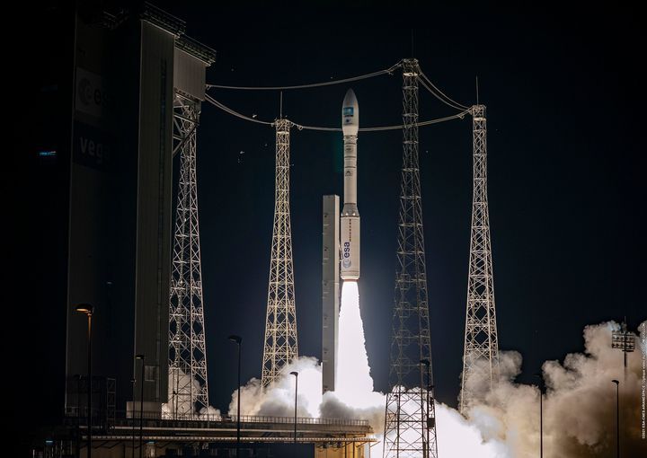 Виведена на орбіту ракета Vega з супутником на борту використовує український двигун
