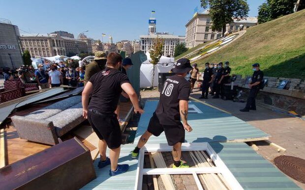 На Алеї Героїв Небесної сотні встановили і невдовзі знесли «символи ностальгії за СРСР», фото