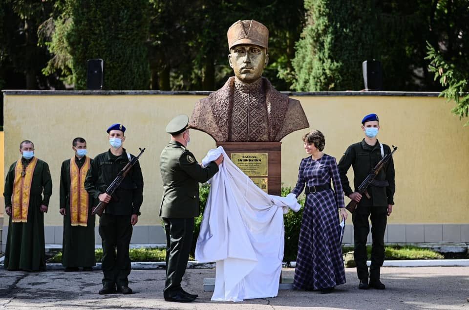 У Золочеві на Львівщині відкрили пам’ятник Василю Вишиваному, фото