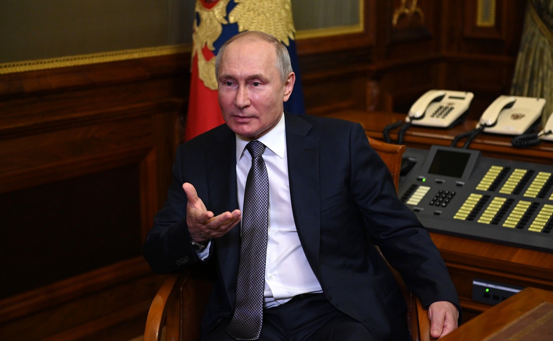 Путін поскаржився Макрону на «деструктивні дії Києва»