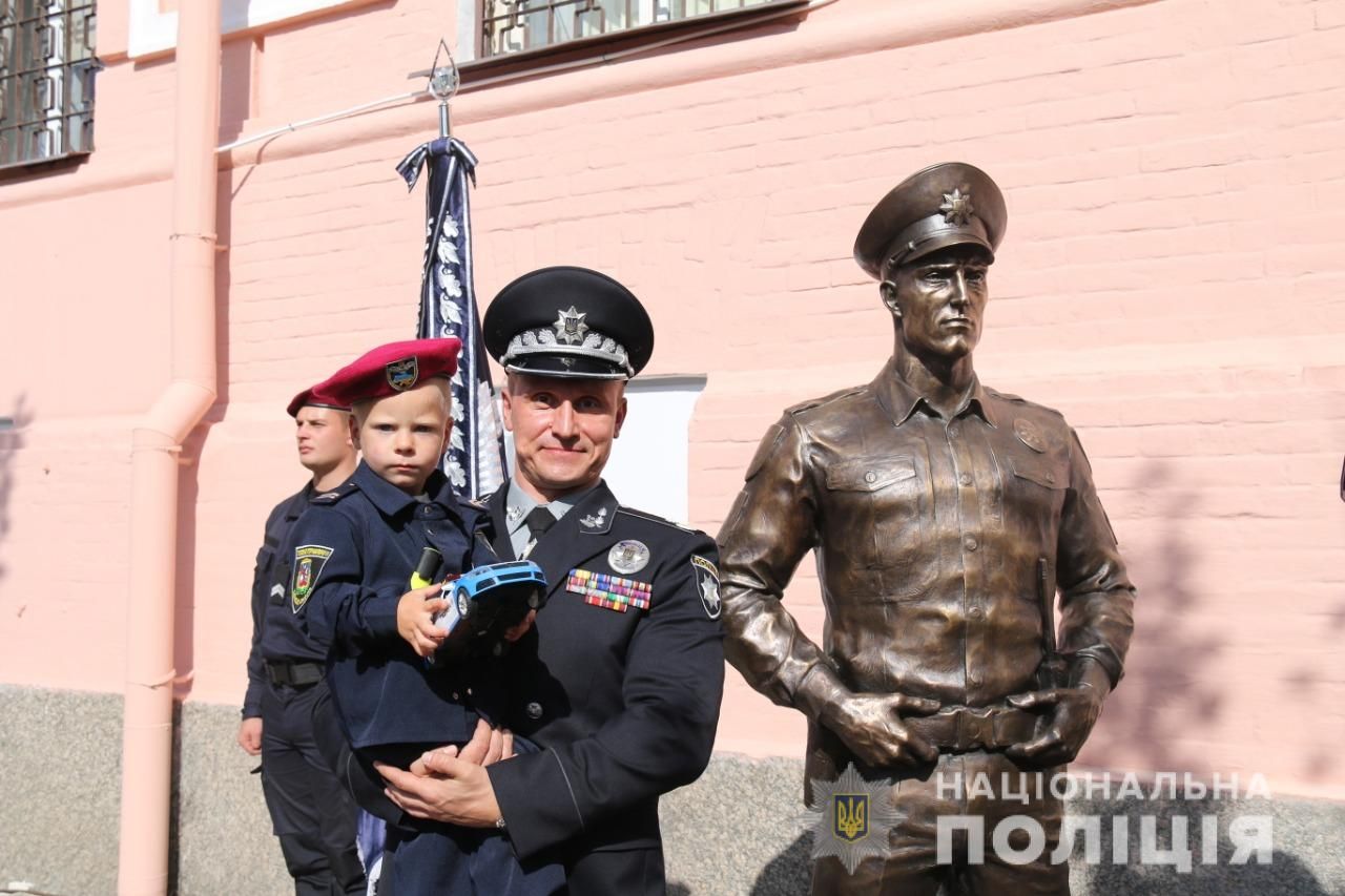 Бронзовий капітан: у Києві відкрили пам’ятник поліцейському, фото