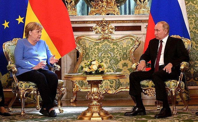 Путін закликав Меркель «натиснути» на Зеленського