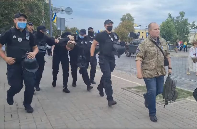 Порошенка облив зеленкою 22-річний уродженець Чернігівщини, відео
