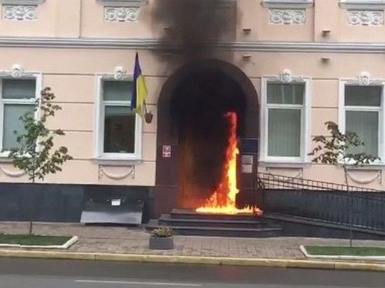 У офіс омбудсмена Денісової в Києві невідомий кинув «коктейль Молотова»