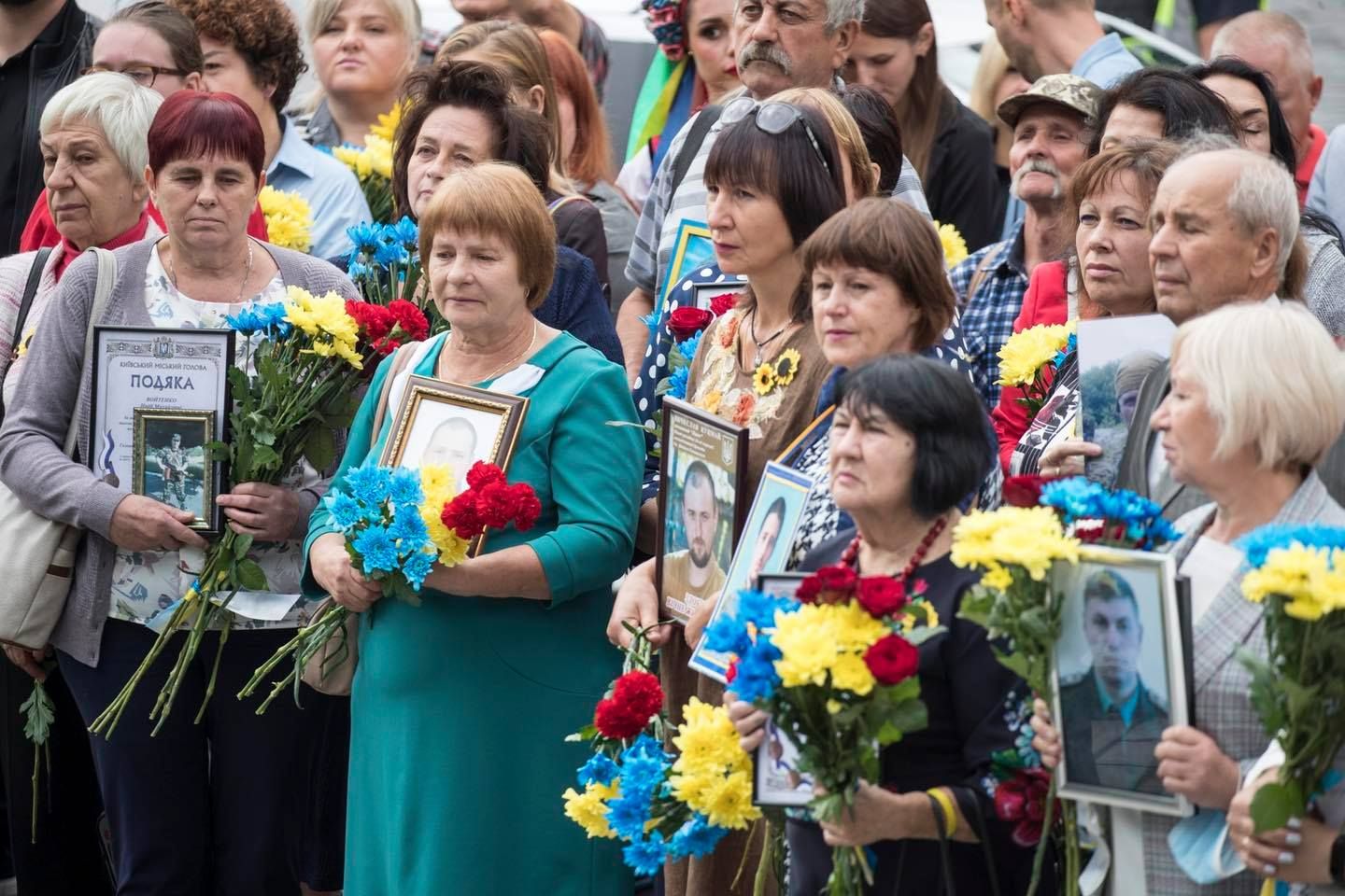У церемонії відкриття Меморіалу взяли участь матері та дружини загиблих героїв-киян