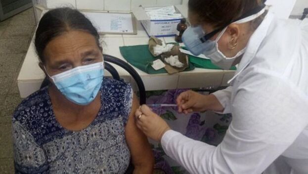 На Кубі «змішують» власну вакцину з китайською
