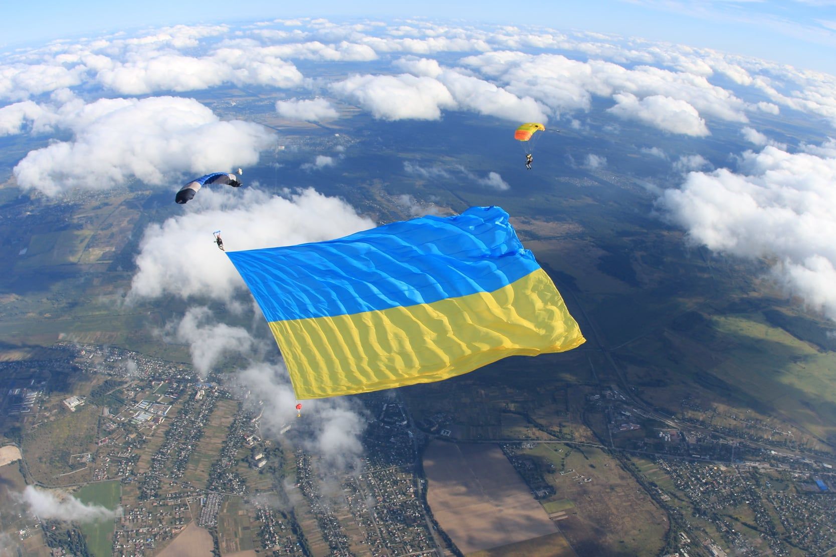 Підполковник Анатолій Гліненко встановив рекорд з найбільшим прапором у повітрі