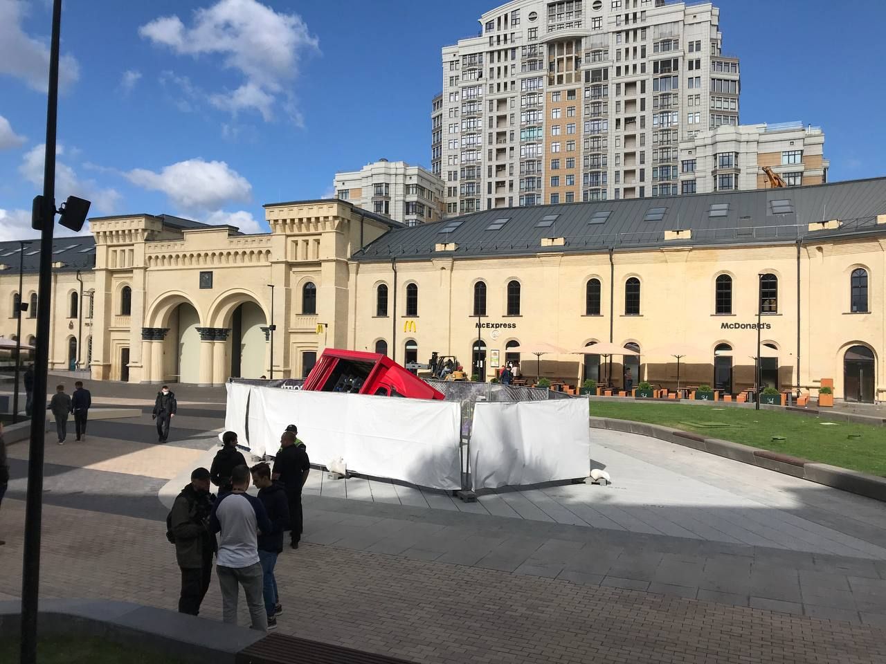 На Арсенальній площі у Києві вантажівка провалилася у напередодні відкритий фонтан