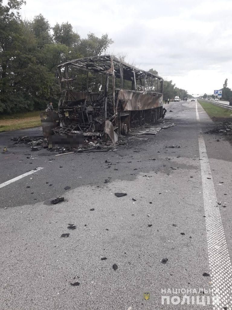 На Житомирщині поліція з'ясовує обставини ДТП за участі міжнародного автобуса та автовоза (Фото)