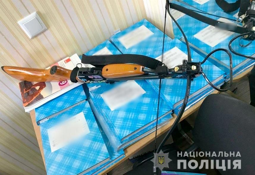 У Полтаві дівчина поцілила з арбалета у двох вчителів школи №11, фото