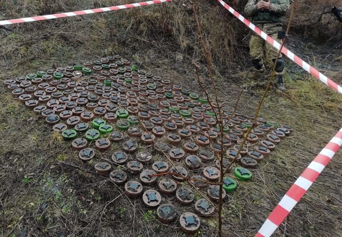 Розвідка: біля лінії зіткнення окупанти закладають заборонені міни