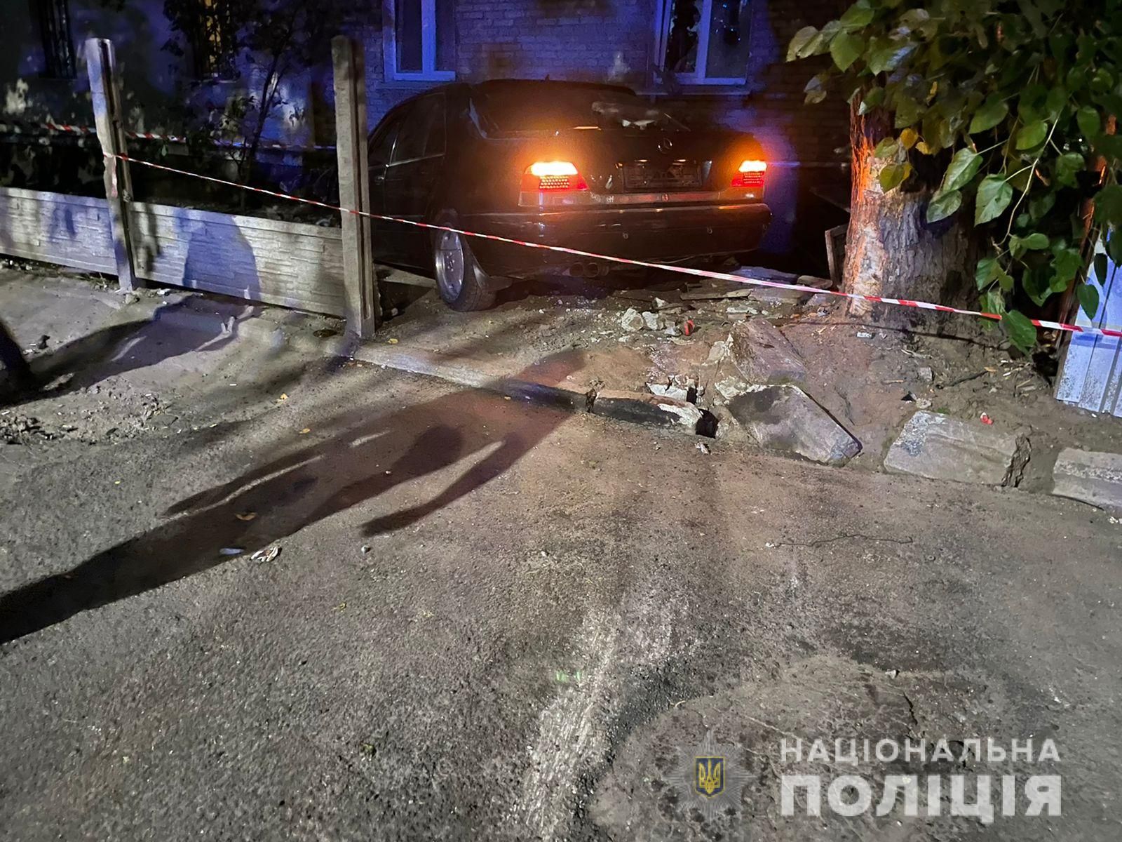 У Дніпрі п'яний водій влетів у натовп людей і протаранив будівлю