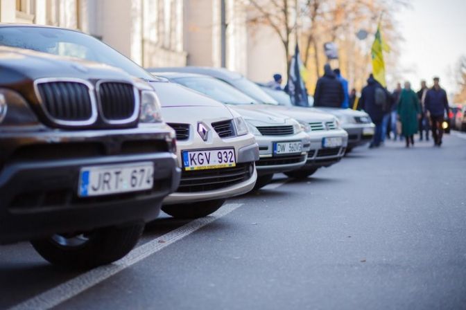 Кабмін за розмитнення автомобілів через «Дію»