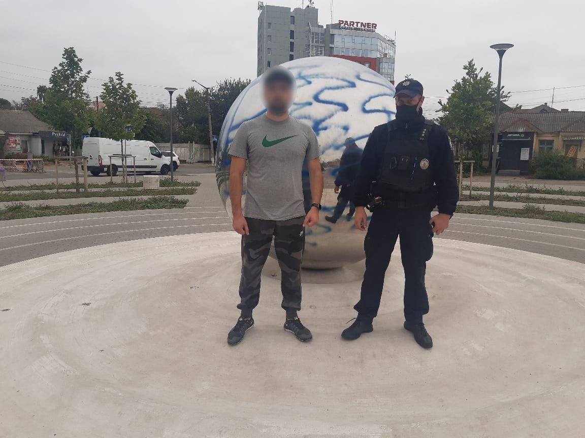 У Білій Церкві ображений вандал розмалював пам'ятник Героям боротьби за Незалежність