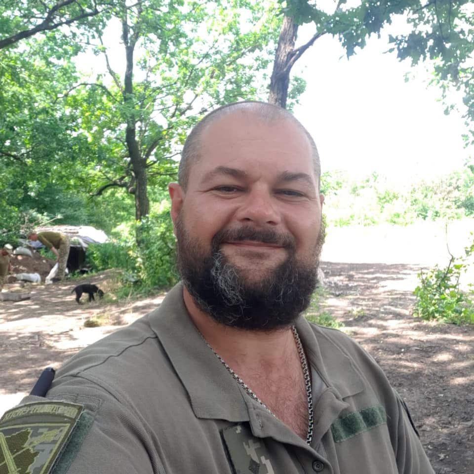 У місті Токмак на Запоріжжі встановили меморіальну дошку полеглому воїну Дмитру Сівоконю, фото