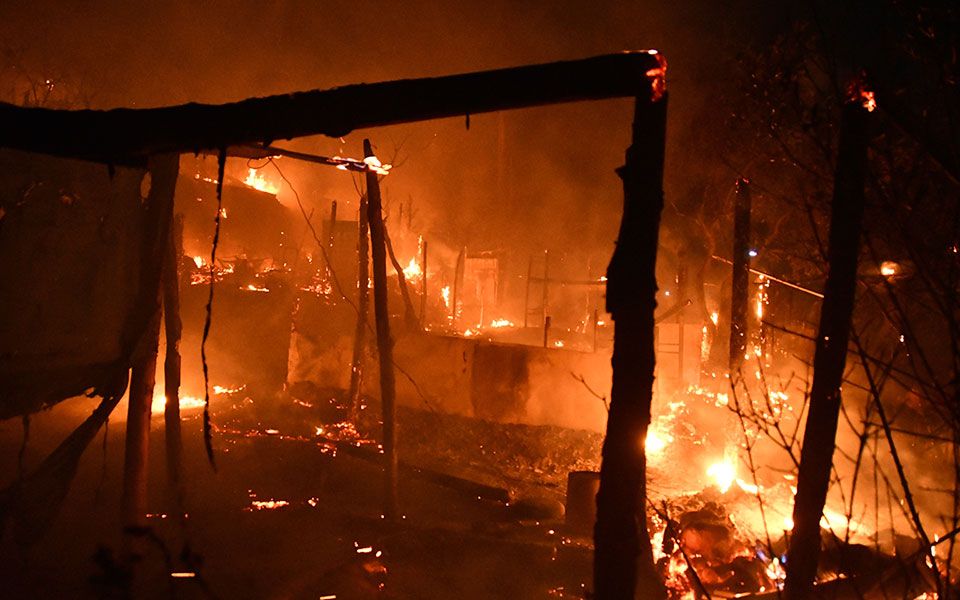 У Греції на острові Самос горів табір для мігрантів – евакуйовано сотні осіб
