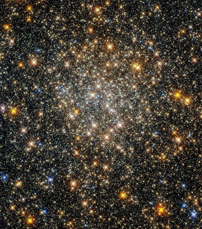Телескоп Hubble зробив знімки кулястого скупчення зірок у сузірʼї Змієносець